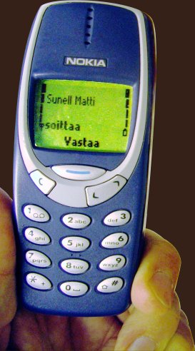 Matti Sunell soittaa puhelimella.